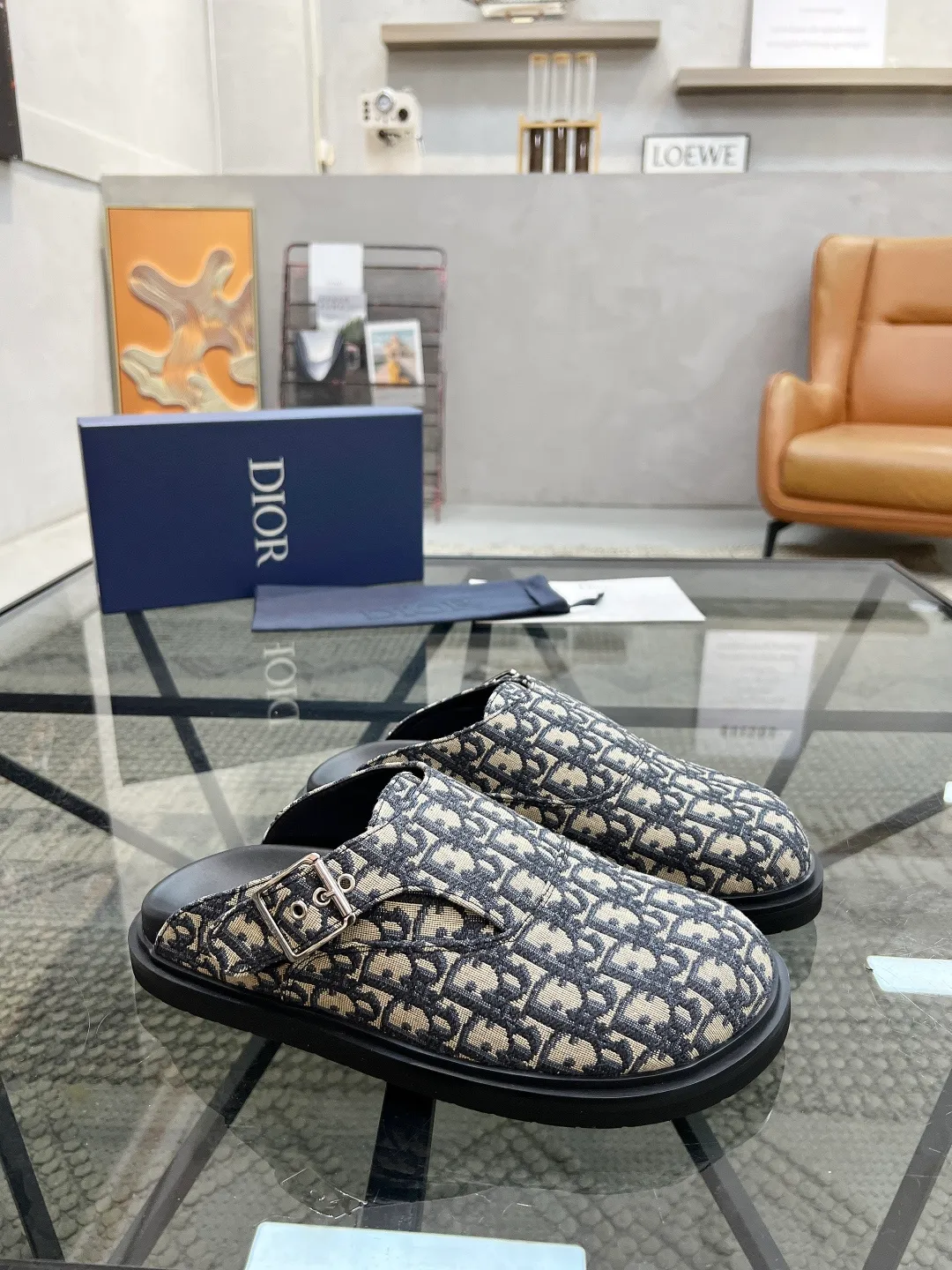 Men's Men's Shoes 💰340 [New Style] 🐝🐝2025ss Dior's latest men's slippers are a must-have. Dior Alias ​​Men's Genuine Leather Slippers This summer new Alias ​​sandal embodies a casual and elegant style. Carefully crafted from grained cow leather and Oblique printed fabric, with cowhide lining! Cross-strap design with metal-clad brass CD Diamond logo. The imported cowhide leather and rubber sole adds sophistication and comfort, while Oblique print-effect anti-slip panels add style. Code: 38-44 (45 can be customized